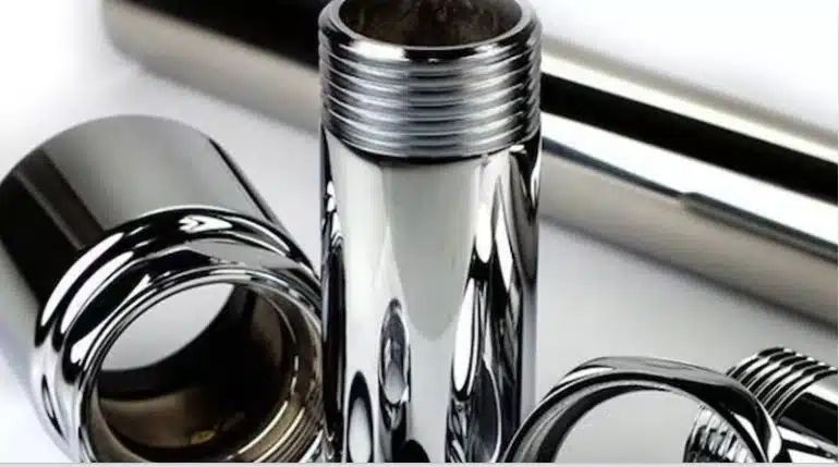 Tubos de acero cromado con un acabado de espejo brillante que demuestra el tratamiento de superficie de galvanoplastia.